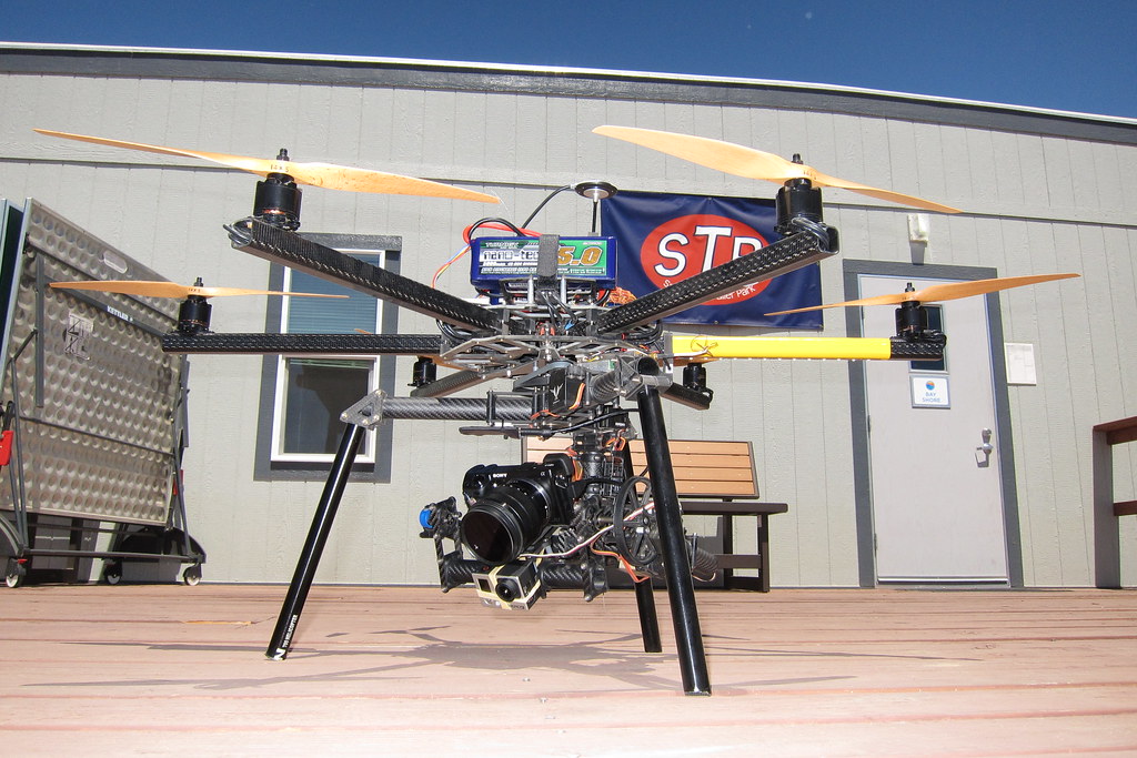 Télépilote manipulant sa radiocommande de drone sur le terrain Aérocime